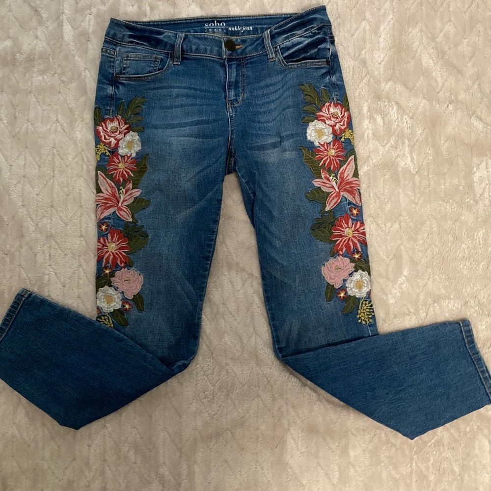 Soho New York & Company Women's Floral Embroidered Blue Jeans Size 6